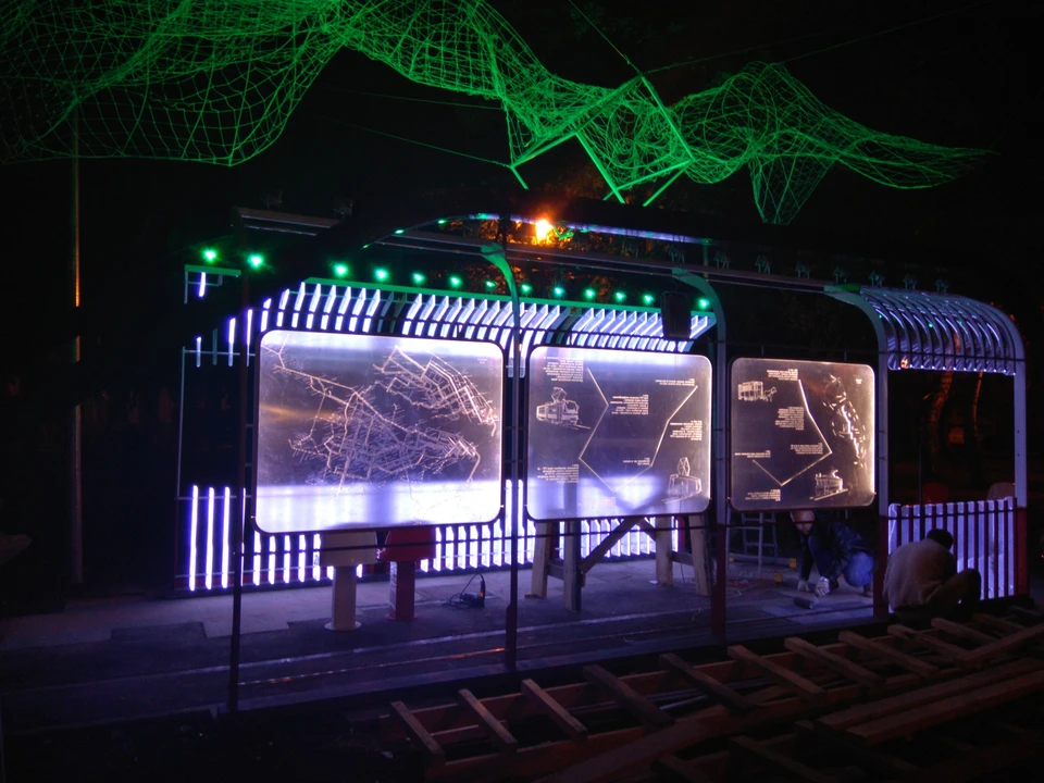 Новый арт-объект представляет собой имитацию части салона трамвая