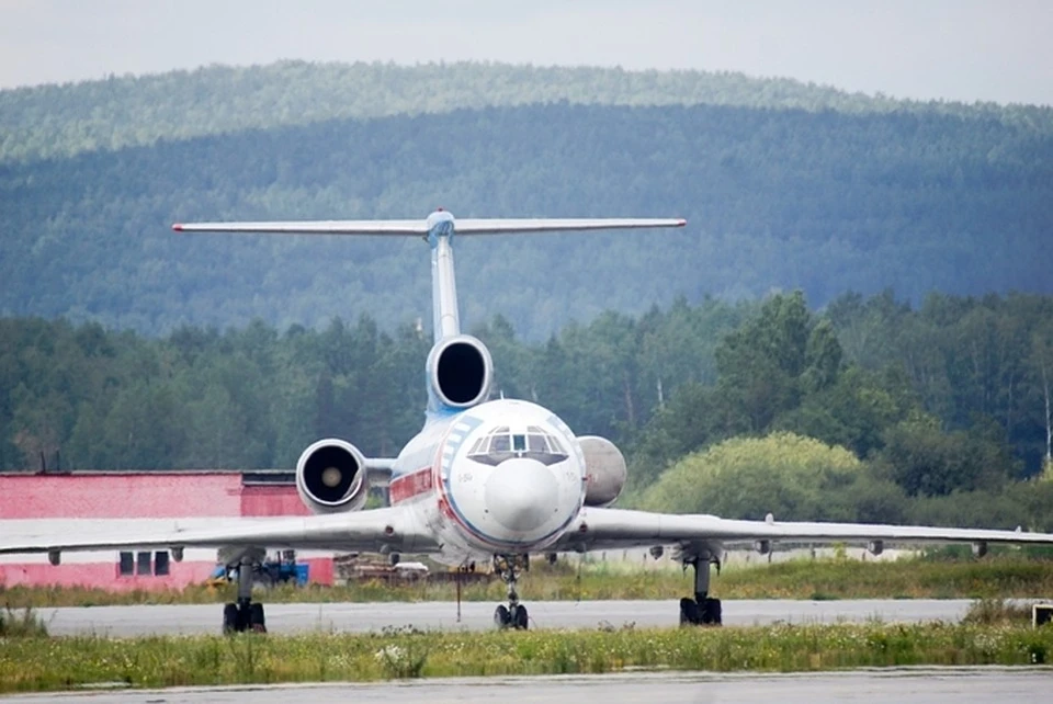 Самолет екб. Ту-154 в аэропорту Кольцово. Аэропорт Кольцово ту 134. Ту 134 аэропорт Кольцово военный. Ту 154 и ту 134 в Кольцово.