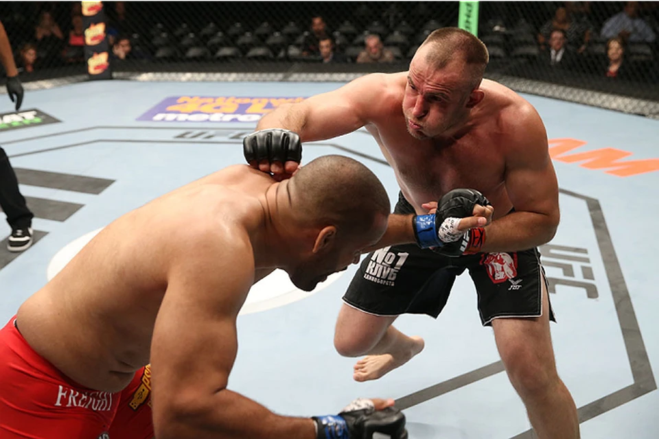 Алексей Олейник в атаке. Фото: UFC