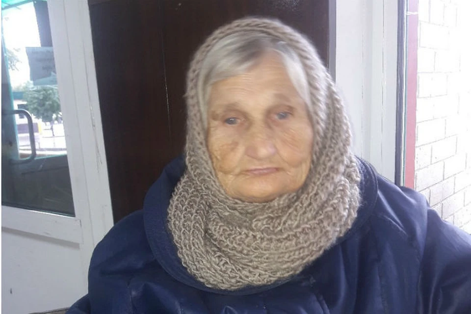 «Только не бросайте меня!»: 80-летняя бабушка больше года живет на вокзале Красноярска. Фото: соцсети.