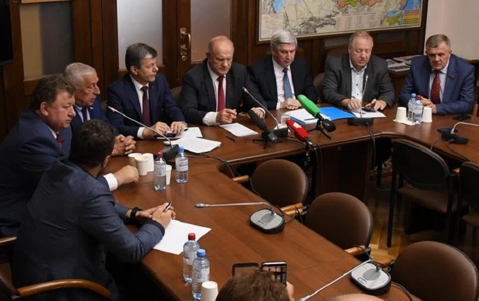 Геннадий Зюганов и его соратники по партии обсудили ситуацию в Приморском крае. Фото: Сергей СЕРГЕЕВ