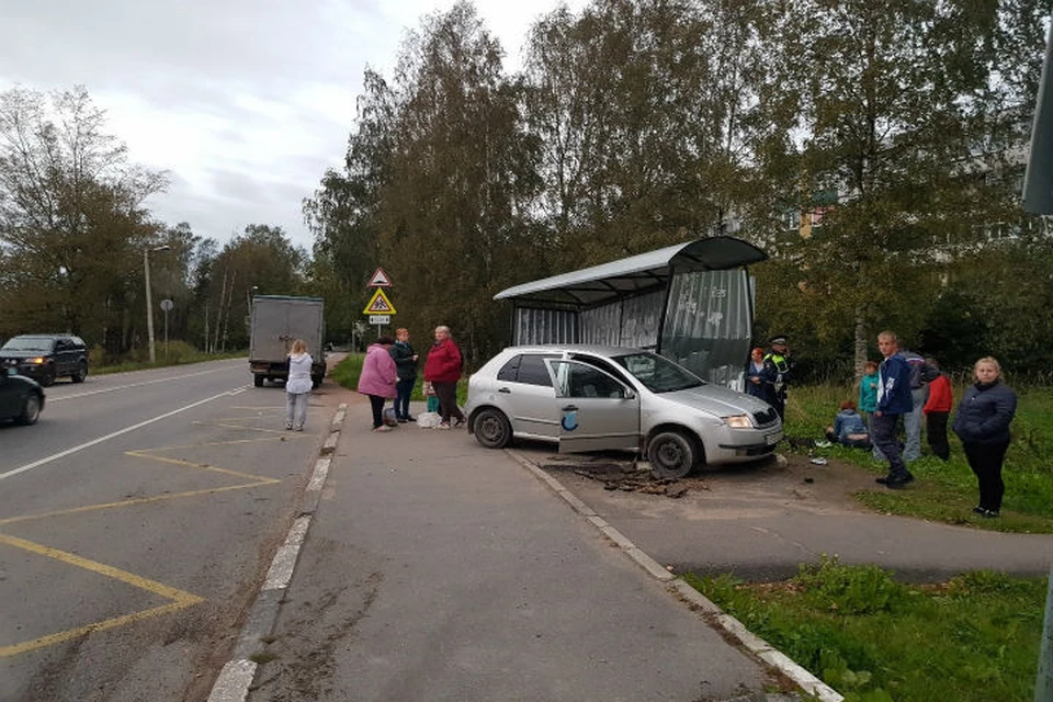 Люди ждали автобуса, когда в них вдруг влетела иномарка. Фото: Александр Коваленко