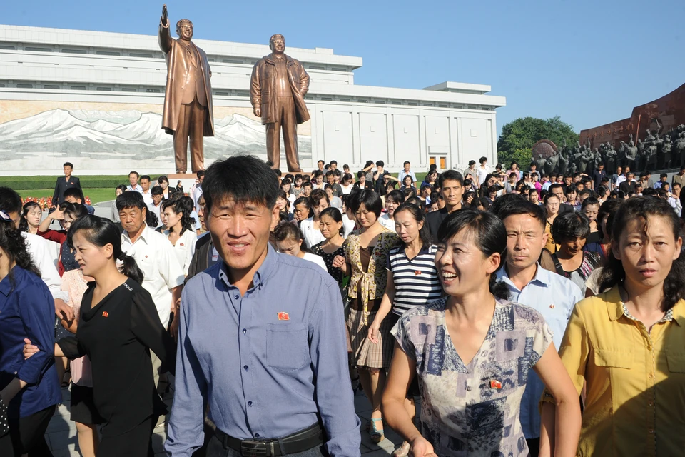 Корейцы верят, что товарищи Ким Ир Сен и Ким Чен Ир указали им путь в светлое будущее, и потому не теряют оптимизма