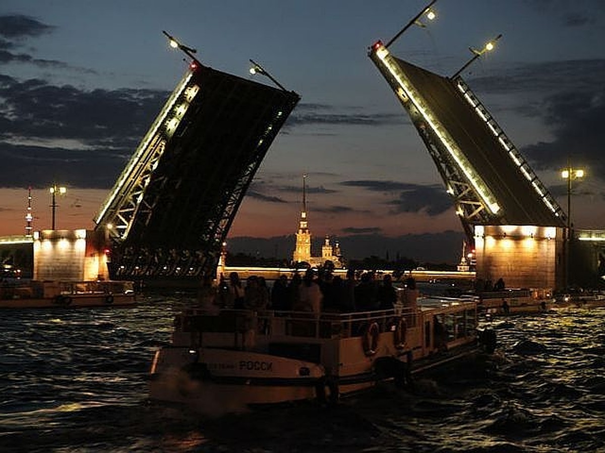 Биржевой разводной мост в Санкт-Петербурге