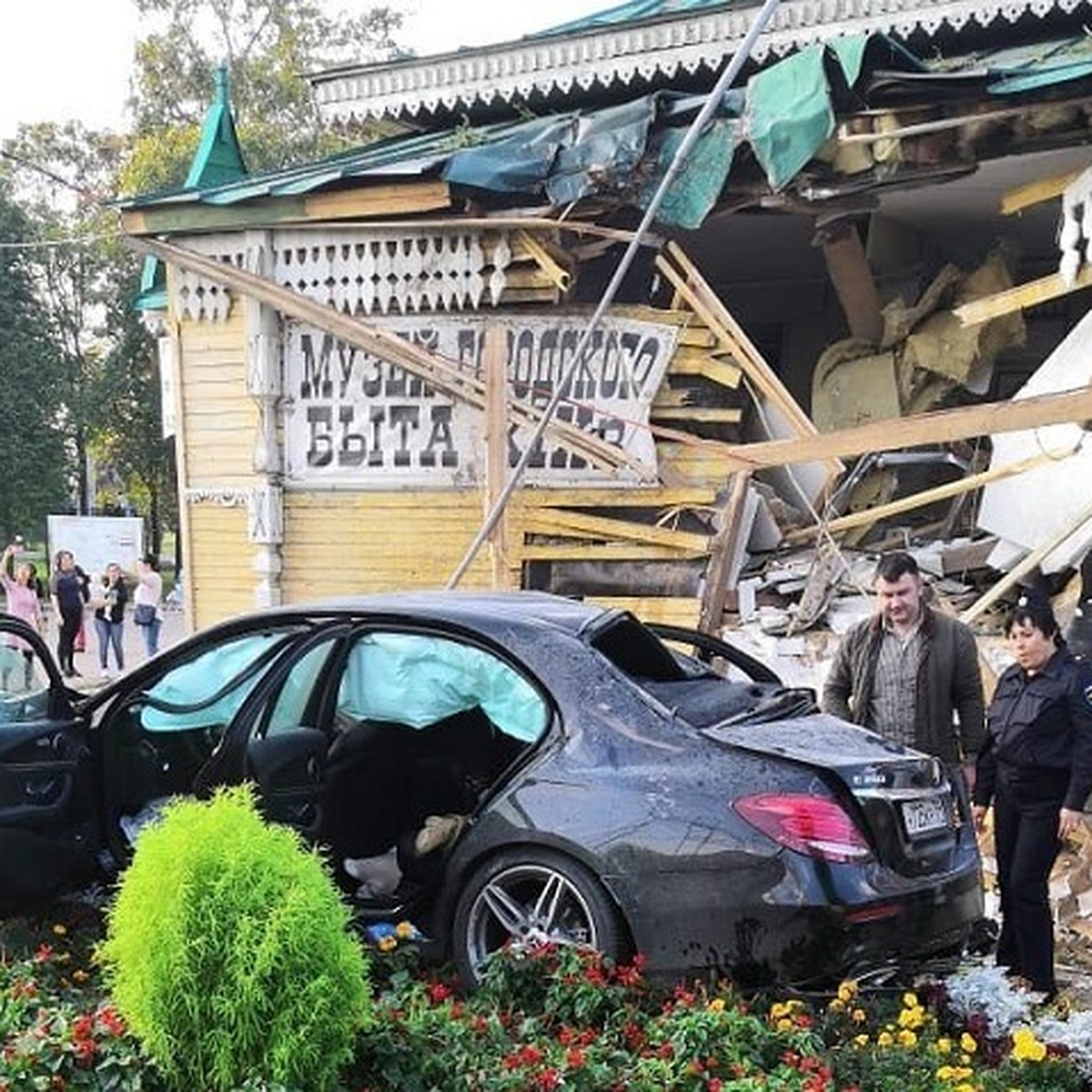 В Угличе «Мерседес» с московскими туристами на огромной скорости влетел в  здание музея быта - KP.RU