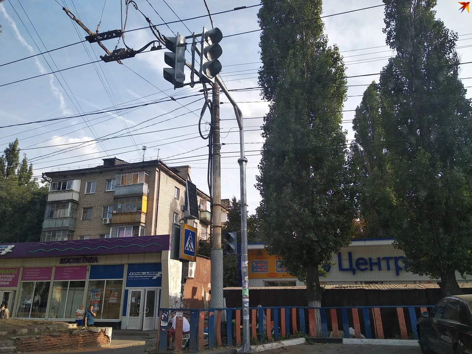 Светофор на остановке "Космонавтов" заработает не раньше, чем через месяц