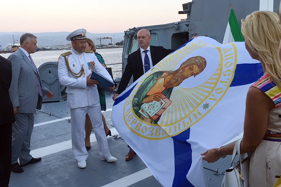 Российским и итальянским морякам подарили флаг с образом Андрея Первозванного