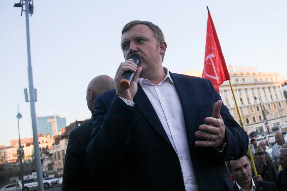 Андрей Ищенко четыре дня подряд митинговал возле здания администрации Приморского края