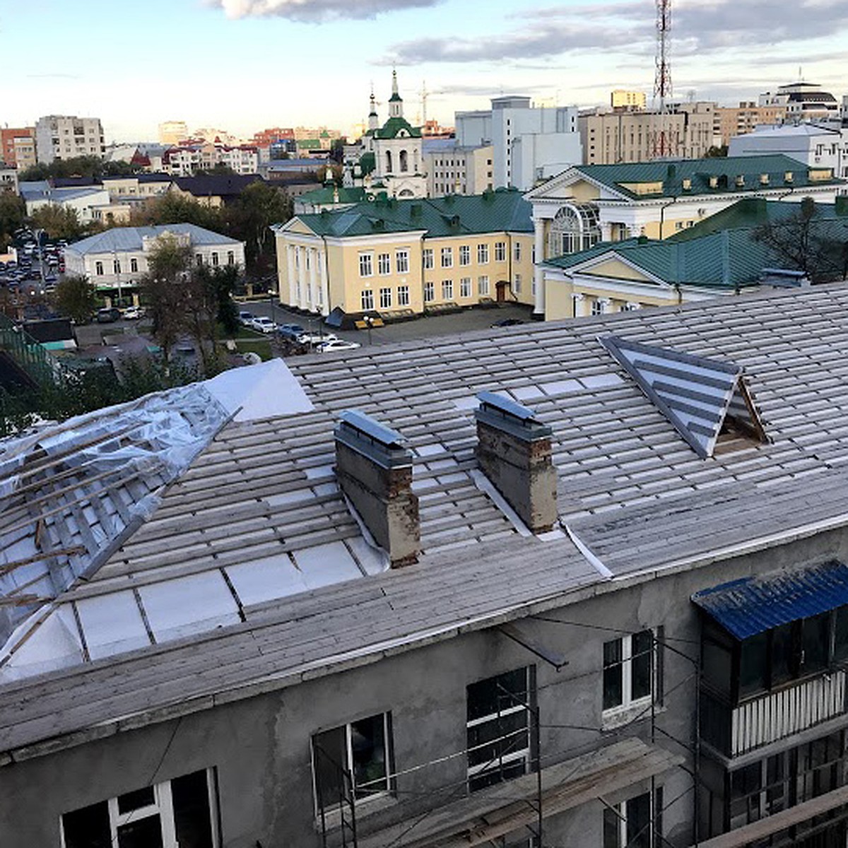 Перезимовать бы»: из-за затянувшегося капремонта в Тюмени без отопления и  крыши остался жилой дом - KP.RU