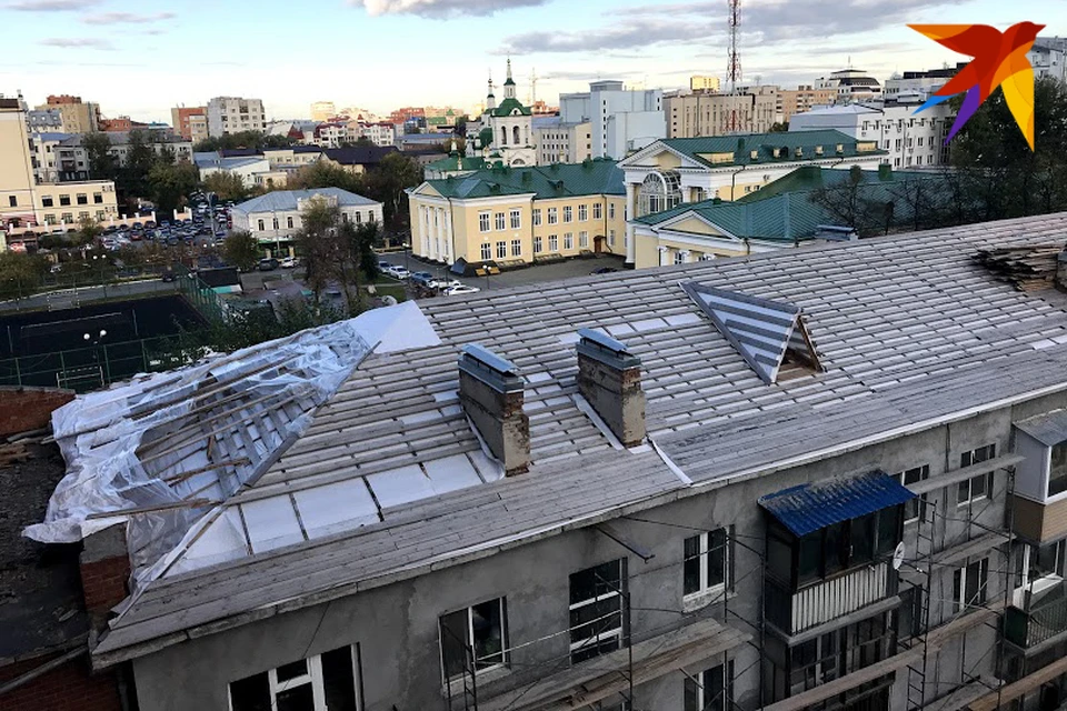 Крышу многоэтажки на Урицкого, 28 разобрали еще в феврале. А вот в таком виде она, по всей видимости, пробудет до следующего года.
