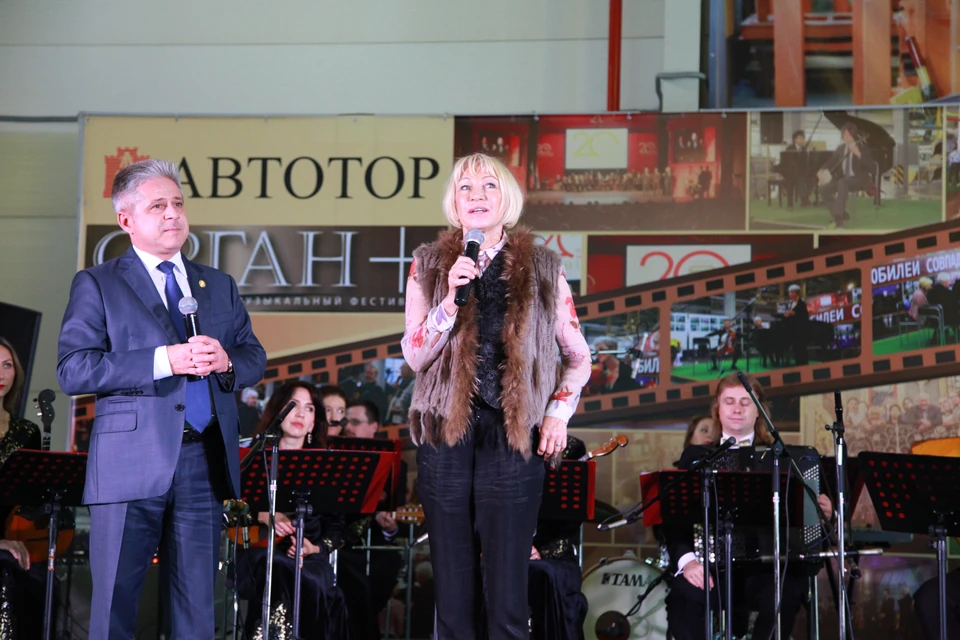 «Мы - одна семья!» Участников концерта приветствуют Андрей Горбунов и Вера Таривердиева.