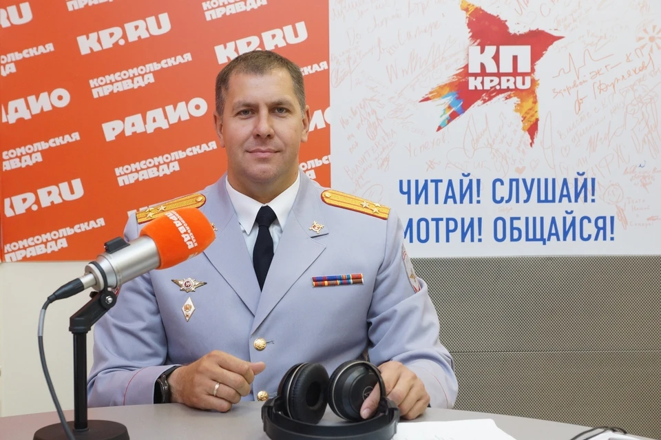 Полковник Алексей Максимов поздравил всех оперативников и пожелал им успехов на службе и наград