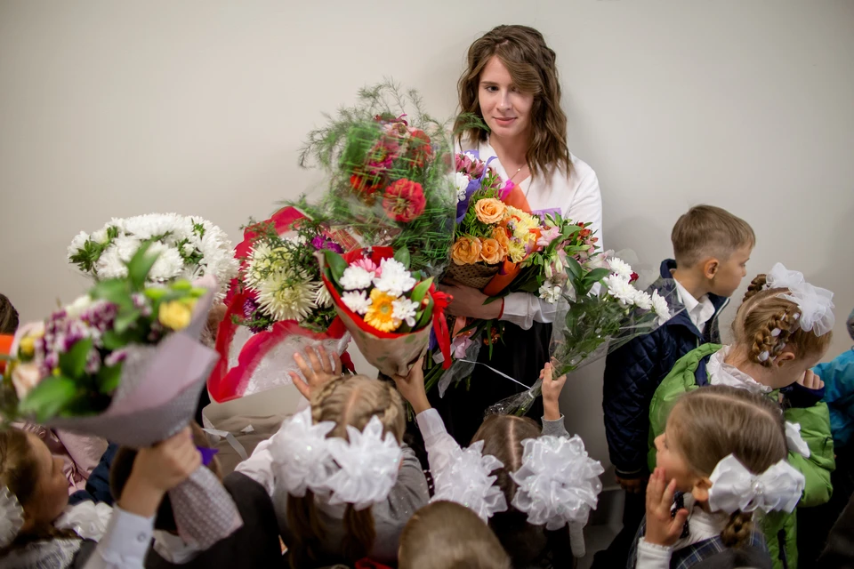 Дети дарят цветы учительнице