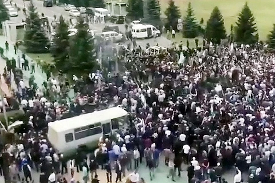 В Магасе продолжается акция протеста против соглашения о границе между Ингушетией и Чечней. Фото: скриншот видео