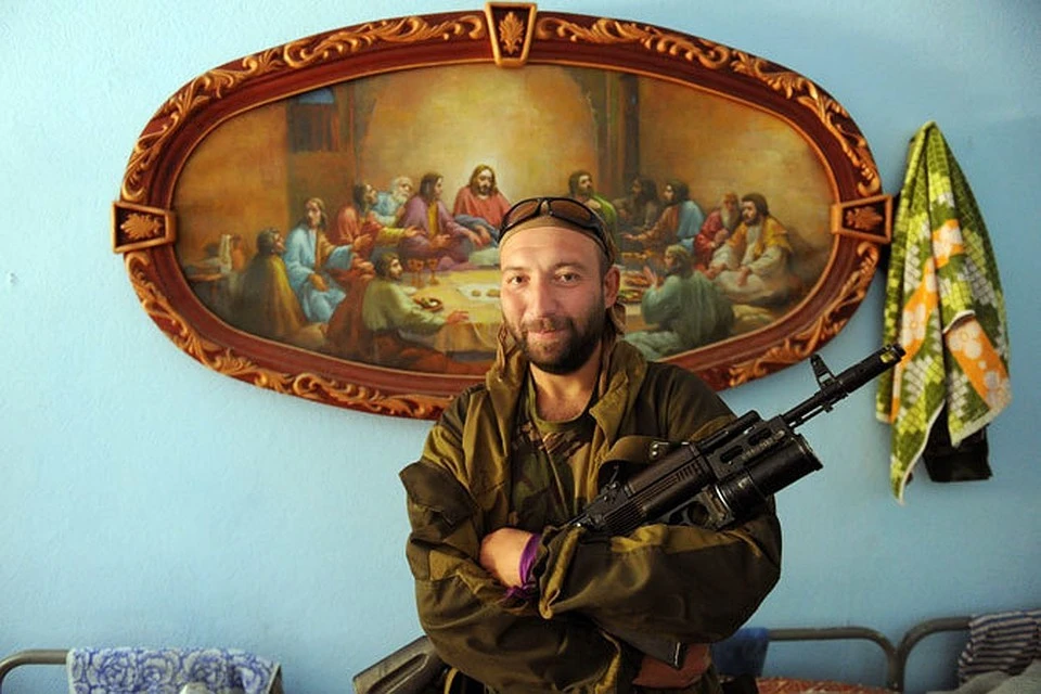Боец батальона «Восток» Руслан Бабажанов на Донбассе, осень 2014 года.