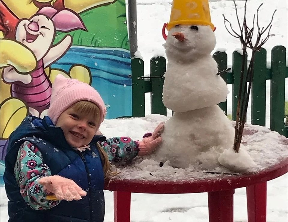 В минувшие выходные в Колпашево выпал первый снег, детки с радостью лепили снеговиков. Фото: Instagram/inna_gorlach