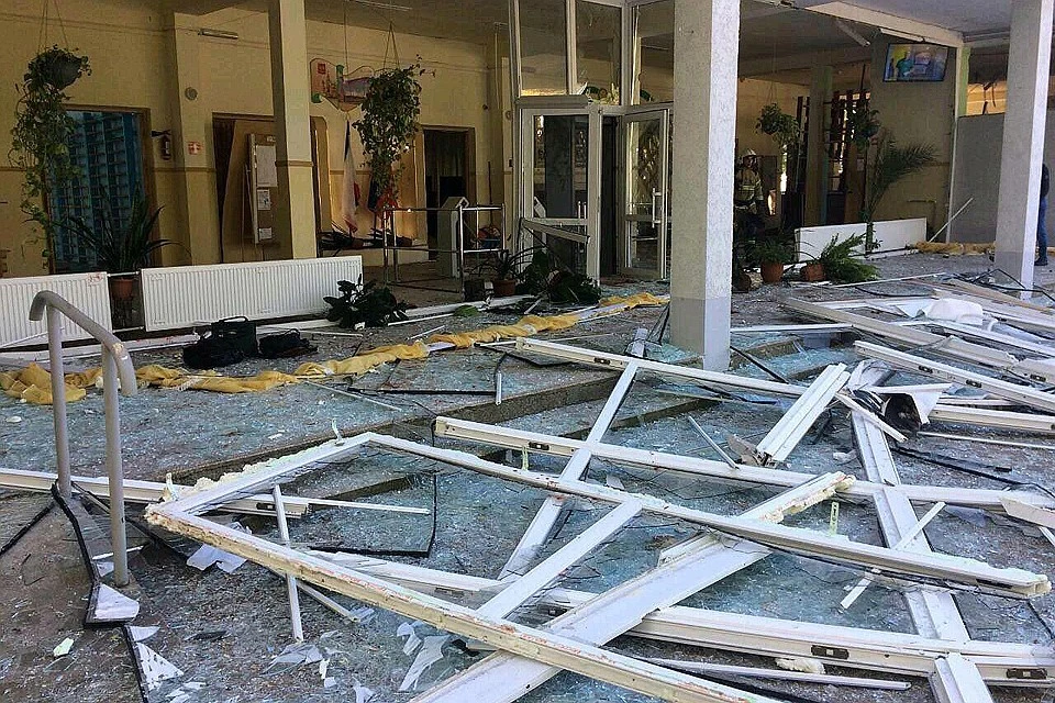 У здания Керченского политехнического колледжа, где произошел взрыв. По предварительной информации, погибли более 13 человек, около 50 пострадали. Фото предоставлено очевидцем