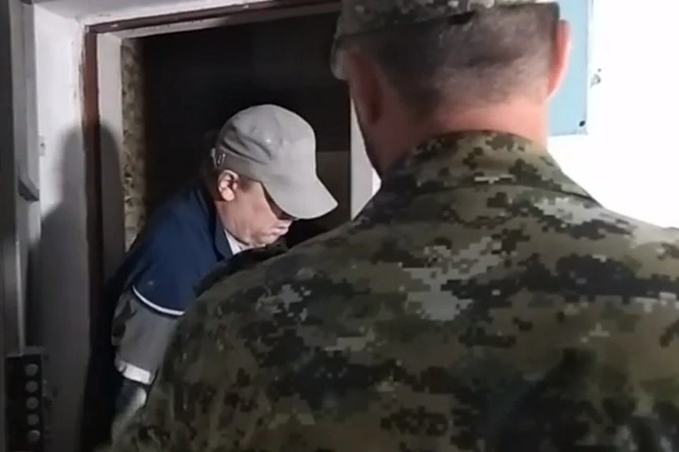 Отец керченского стрелка бегал от журналистов и закрывал лицо.