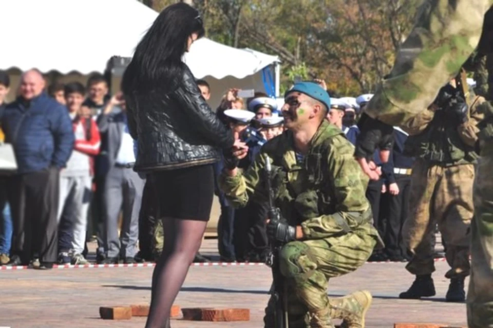 Боец сделал предложение девушке во время показательных выступлений. Фото: ПРО