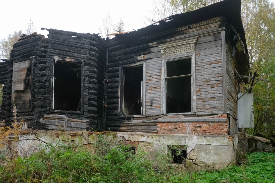 Теперь усадьба в Руново, некогда восстановленная Карташевской, рассыпается на кирпичи и доски