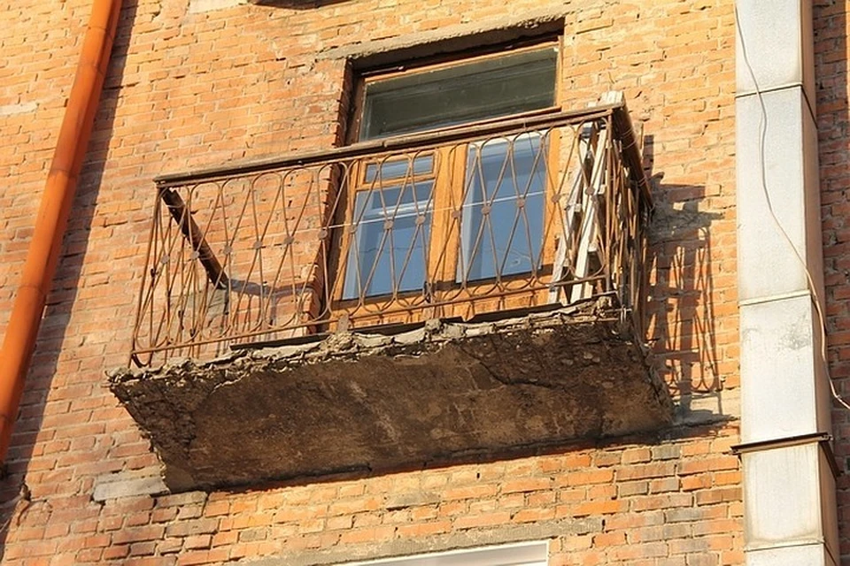 Петербургскому управдому дали 2,5 года и штраф из-за упавшего вместе с балконом жильца.