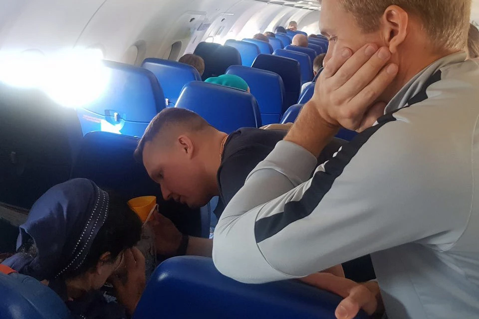 Врачи футбольного клуба "Динамо" оказали помощь пассажирке авиарейса.