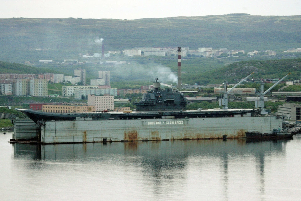 Плавучий док ПД-50 в Мурманске.