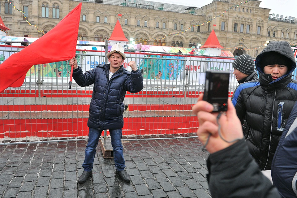 Киргизские мигранты отмечают Новый год на Красной площади.