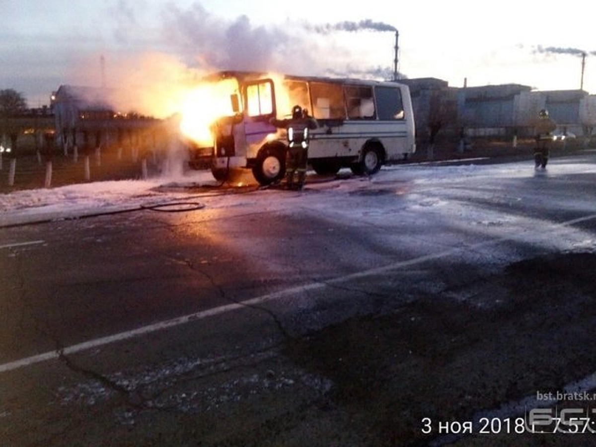 В Братске почти полностью сгорел автобус, который вез рабочих на смену -  KP.RU