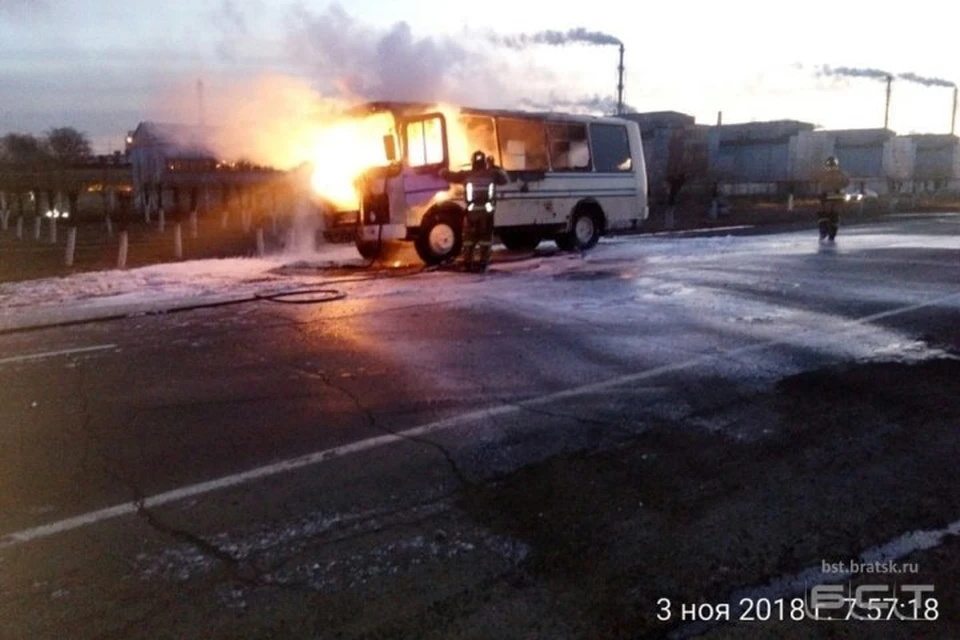 Автобус, который вез рабочих на завод в Братске, сгорел почти полностью. Фото: БСТ