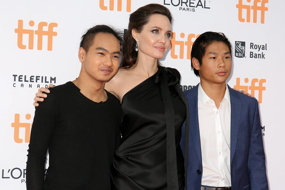 Анджелина Джоли с сыновьями Мэддоксом и Паксом.