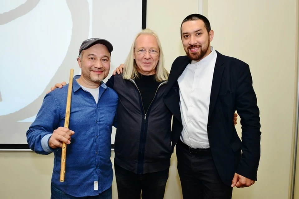 Основатель знаменитой группы "Deep Forest" Эрик Муке нашел общий язык с башкирскими музыкантами - кураистом Робертом Юлдашевым и фронтменом группы " Аргымак" Ринатом Рамазановым. Фото " Дмитрий НИКИФОРОВ