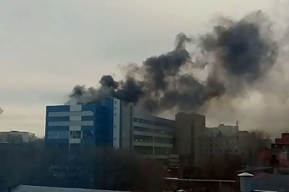 Посреди дня от завода стал подниматься черный дым. Фото: «Комсомольская правда»