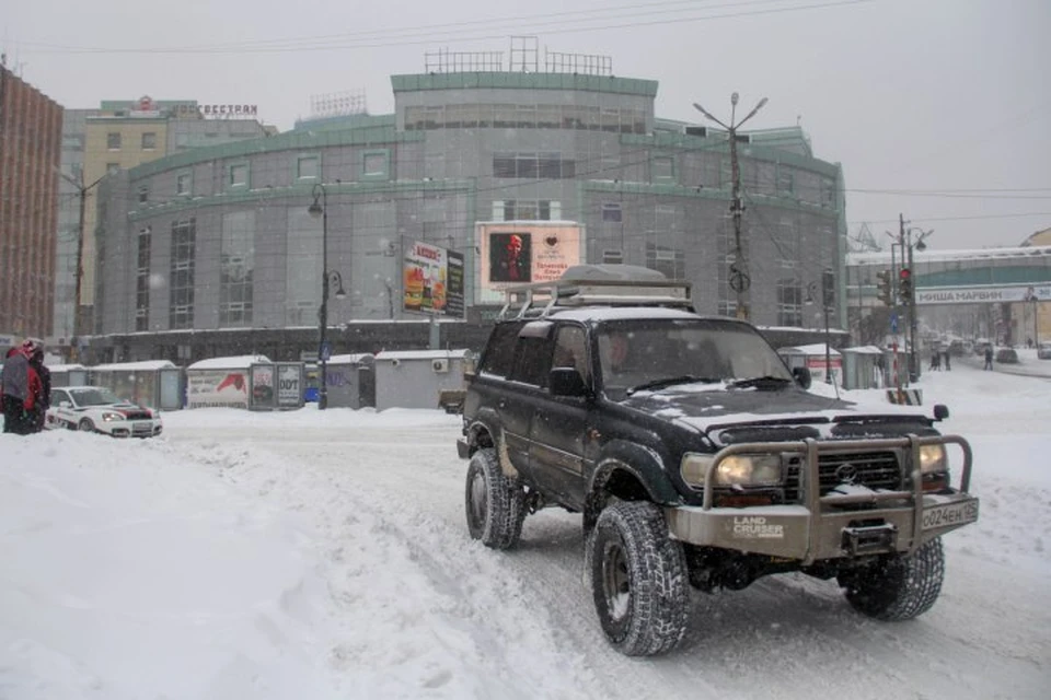 Во Владивостоке первые серьезные снегопады обычно приводят к транспортному коллапсу.