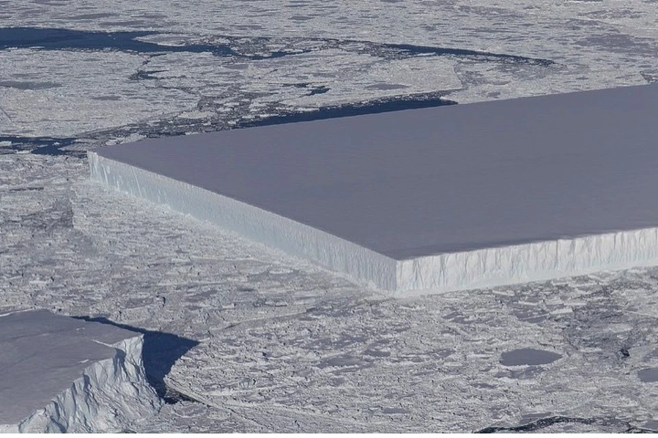 Таким айсберг предстал на фото, опубликованное в твиттере NASA.