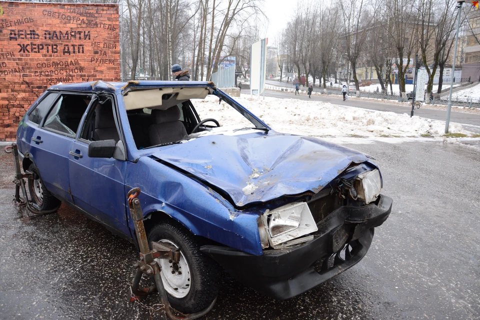 Этот автомобиль побывал в ДТП и сейчас стал зримым символом жертв аварий на дорогах