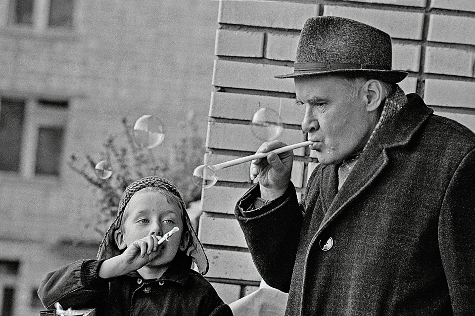 Николай Носов с внуком Игорем в 1969 году. ФОТО: Лесной П./TACC