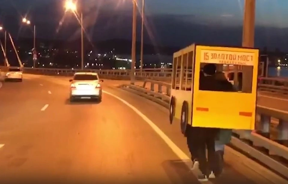 Горожане уже успели назвать самодельный жёлтый автобус «пешеходной пятнашкой». Фото: группа в Инстаграме da.fefu