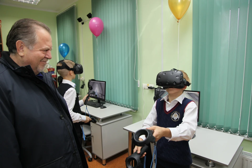Подаренные семьей Щербаковых устройства виртуальной реальности помогут ребятам осваивать школьную программу