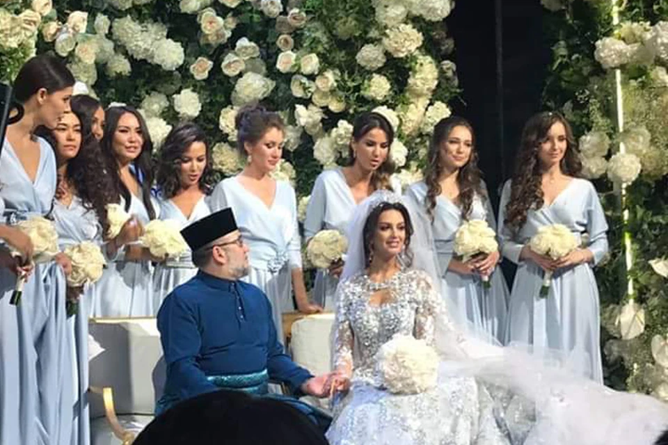 Невеста была в традиционном для России длинном белом платье. Но позже надела хиджаб