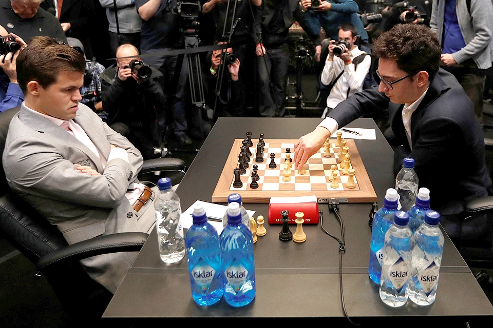 В 12-й партии матча Карлсен, имея хорошую позицию черными, предложил ничью.