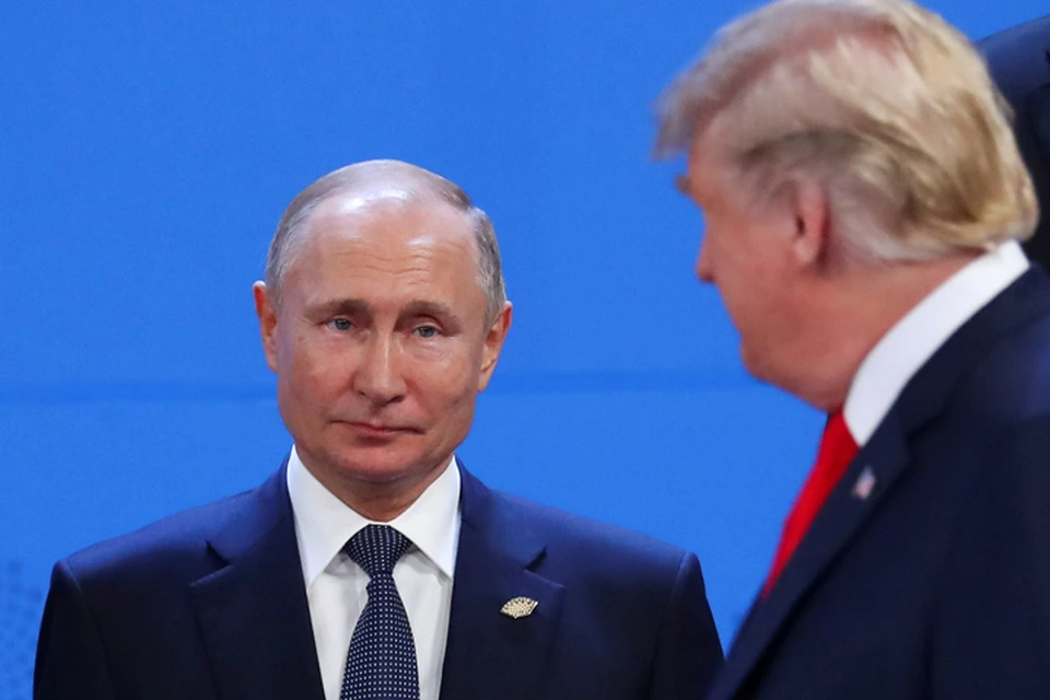 Во время церемонии фотографирования Путин и Трамп вновь смотрели мимо друг друга