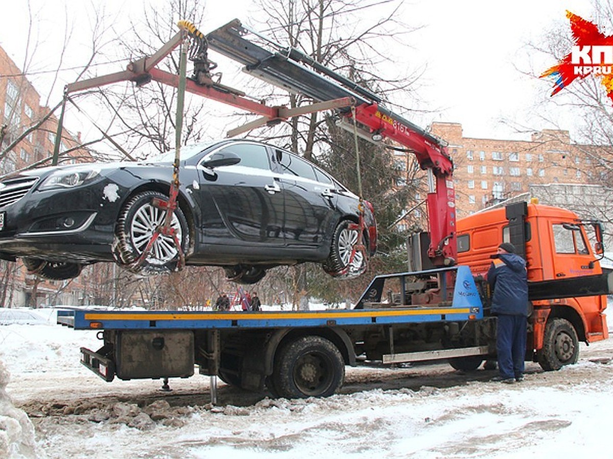 Во Владивостоке машину эвакуировали на штраф-стоянку вместе с полугодовалой  девочкой - KP.RU