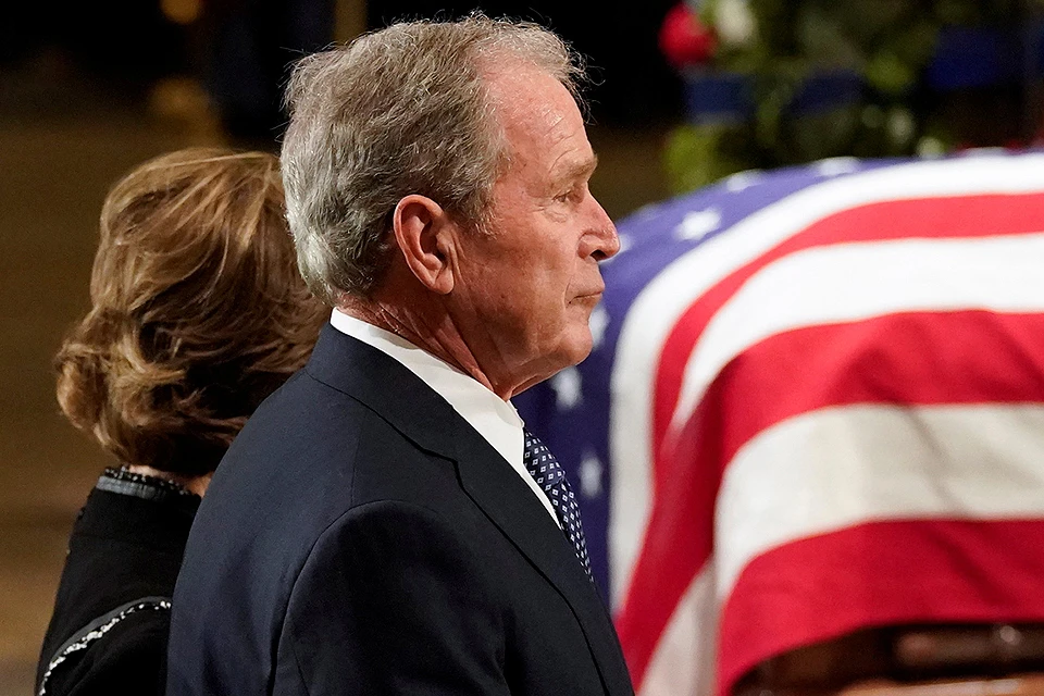 Джордж Буш-младший во время церемонии прощания со своим отцом.