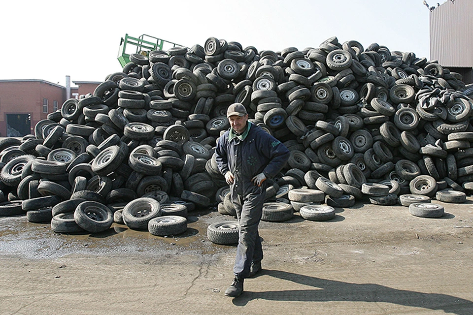 В России ежегодно выбрасывают более миллиона тонн изношенных покрышек, из них перерабатывается безопасно для окружающей среды лишь 20-25%