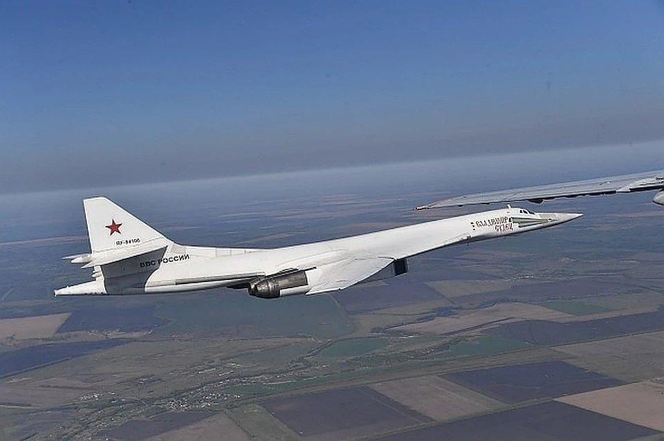 Ту-160, который в авиации называют "Белый лебедь", переносит в своих грузовых отсеках 12 крылатых ракет большой дальности Х-55СМ, Х-555 и Х-101 с ядерными зарядами