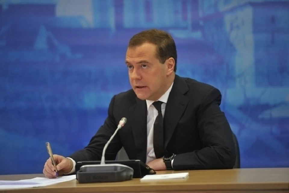 Глава правительства РФ Дмитрий Медведев написал аналитическую статью к 25-летию Основного закона страны