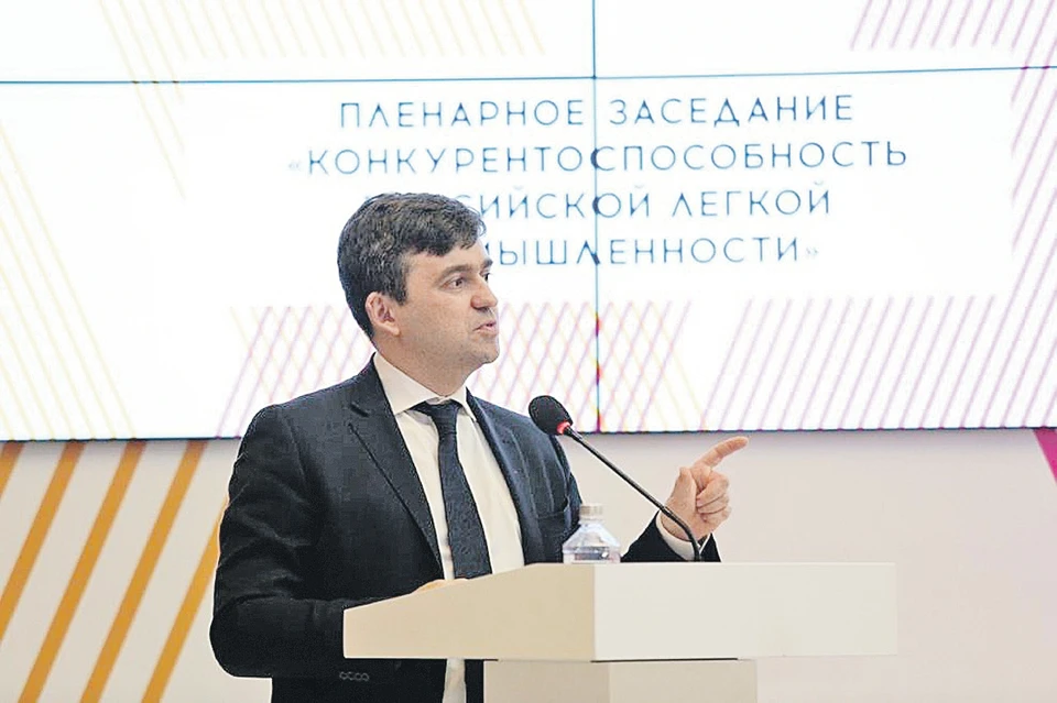 Губернатор Ивановской области Станислав Воскресенский предложил все последующие форумы проводить в Иванове. Зал его поддержал.