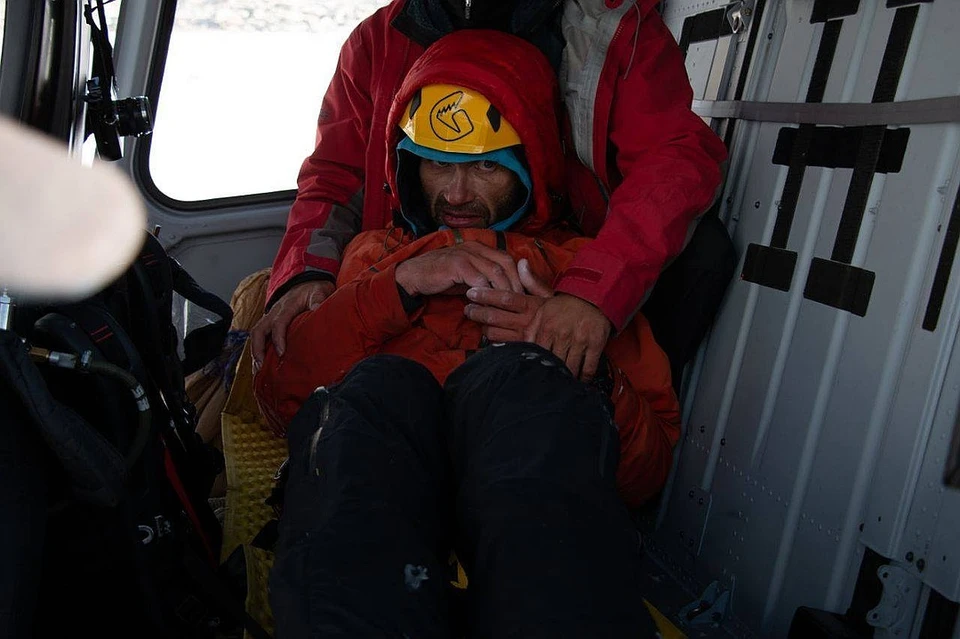 Альпиниста спасли военные Фото: OfficialDGISPR