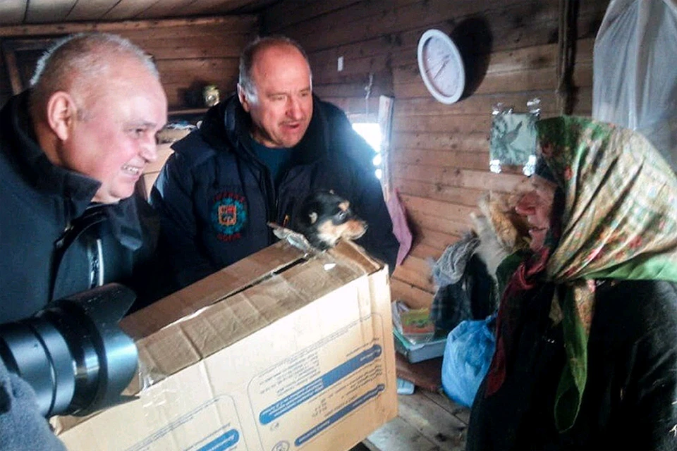 Агафье Лыковой подарили щенка двортерьера. ФОТО пресс-служба губернатора Кузбасса